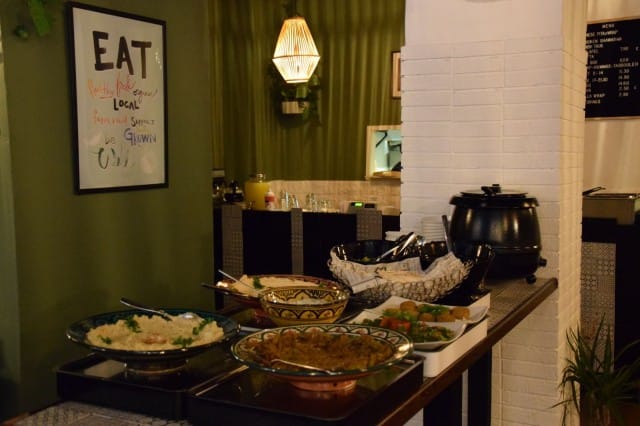 Mezamen libanonilainen buffet sisältää runsaan valikoiman mezejä sekä päivittäin vaihtuvia lämpimiä ruokia.