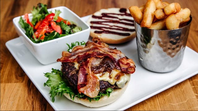 Woolshedin Johannesburg "BRAAI" Burgerissa maistuu pekoni, karamellisoitu sipuli ja BBQ-kastike.