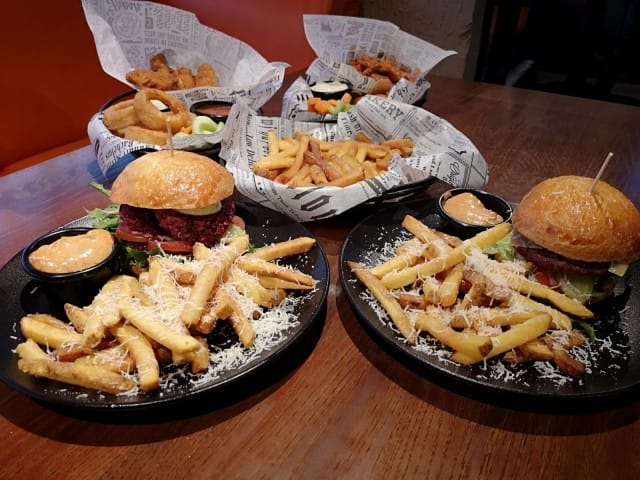 Lone Starissa herkutellaan burgereilla ja wingseillä.