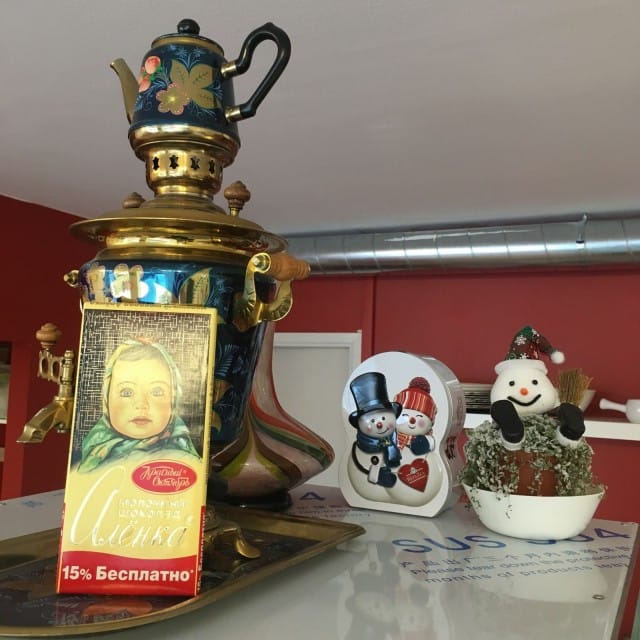 Alenka Home Foodin sisustus on kotoisa pieniä yksityiskohtia myöten. Elena Vaskivuon isä toi tyttärelleen usein kuvassa näkyvää Alenka-suklaata.