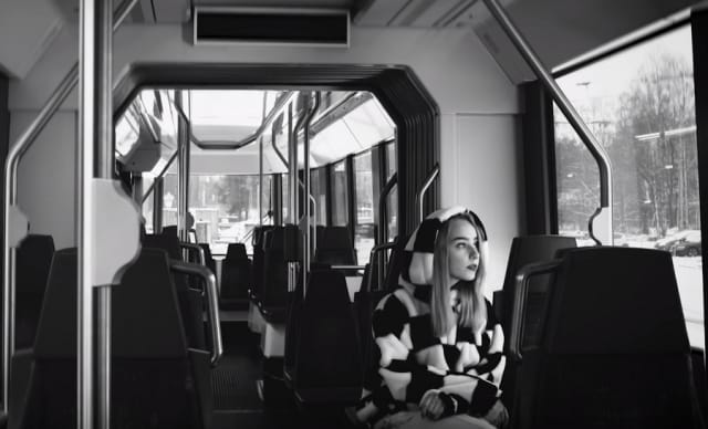 Somekasvo Pins.ku kertoo kampanjassa omista kokemuksistaan häirinnästä julkisessa liikenteessä.