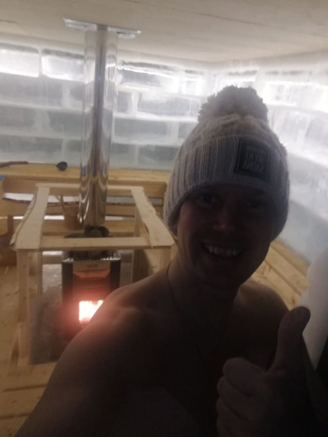 Jääsaunassa ei pipoa tarvitse, mutta pihalla paljussa pitempään ollessa pipo on kiva päässä.