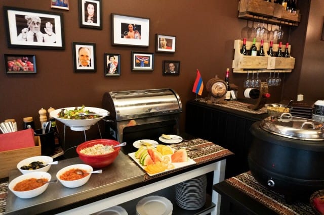 Ravintolan seinältä voi bongailla julkkiksia, joilla on armenialaiset sukujuuret.