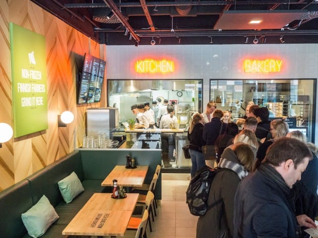 Turun Yliopistonkadun Friends & Brgrsin avajaisissa oli sutinaa.