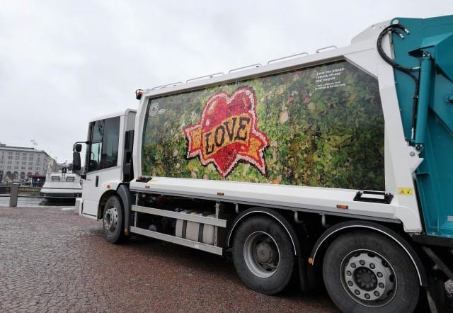 HSY:n jäteauton kyljessä on taiteilija Jani Leinosen LOVE-teos, joka on tehty kokonaan biojätteestä.
