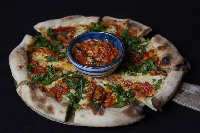 Pizzan keskellä olevaan kastikekippoon voi dipata pizzan rapeat reunat.