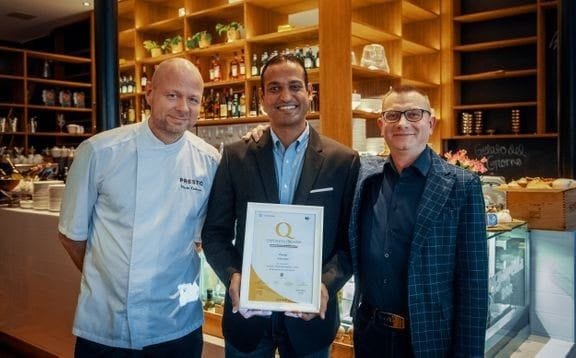 Preston pääkokki Marko Koskinen, ravintoloitsija Roshan Salwathura ja Alberto Cristofalo suomalais-italialaisesta kauppakamariyhdistyksestä.