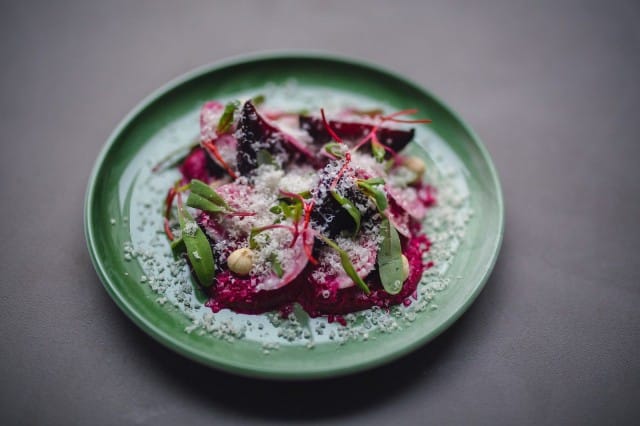 Hello Stranger tekee tiivistä yhteistyötä lähituottajien kanssa. Punajuuret tulevat Majvikin tilalta.