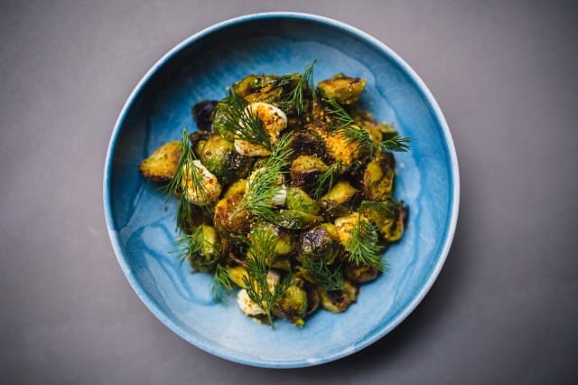 Rapeat ruusukaalit saavat ylleen ripauksen vikingsuolaa, tilliä ja hapankermaa.