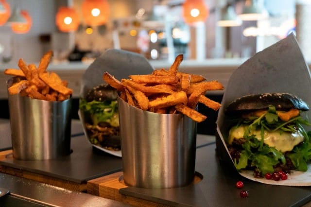 Talon erikoisuudet sirkkaburgeri (taustalla) ja karhuburgeri.