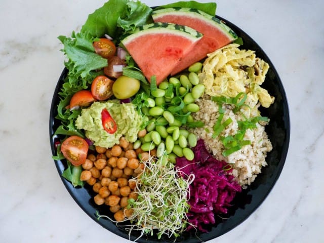 Anne's Vegen buffetista löytyy runsaasti erilaisia proteiininlähteitä.