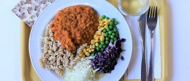 Tuusulassa Hyrylän koulussa oppilaat ovat päässeet tänä keväänä maistelemaan esimerkiksi linssipataa, joka on valmistettu hankkeen tuottamalla reseptillä.