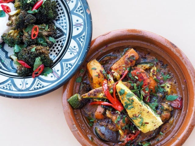 Sandro Tapiolan tofutagine on lämpimän mausteinen pataruoka.