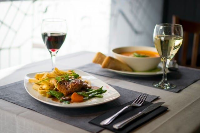 Ravintola Centralissa nautiskellaan muun muassa kanaa ja tomaatti-vuohenjuustokeittoa.