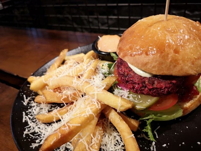 Lone Starin Beetroot Burgerissa maistuu punajuuri ja paholaisenhillo.