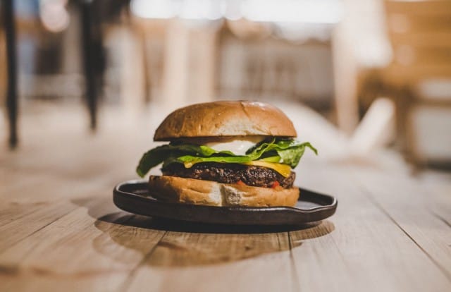 Saunan burgerissa on mehukas hevosenlihapihvi, sipulihilloketta, pikkelöityä kurkkua sekä savuviskimajoneesia.