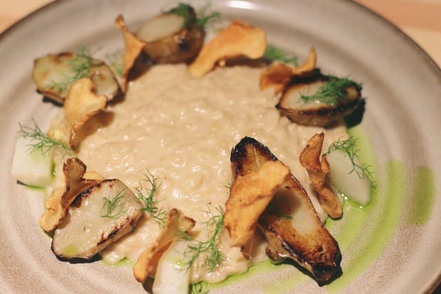 Maa-artisokkarisotossa on maa-artisokkaa neljällä tavalla. Annos on saatavilla myös vegaanisena.