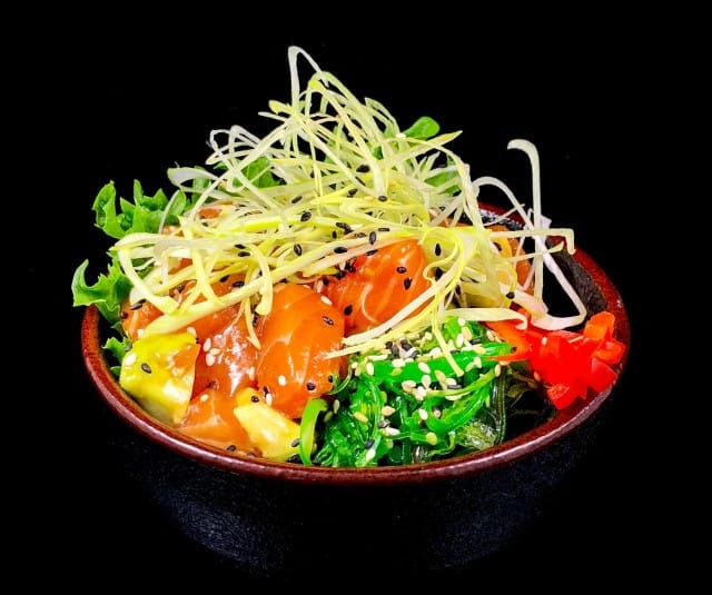 Domino sushin pokekulhoannokseen kuuluu myös misokeitto.