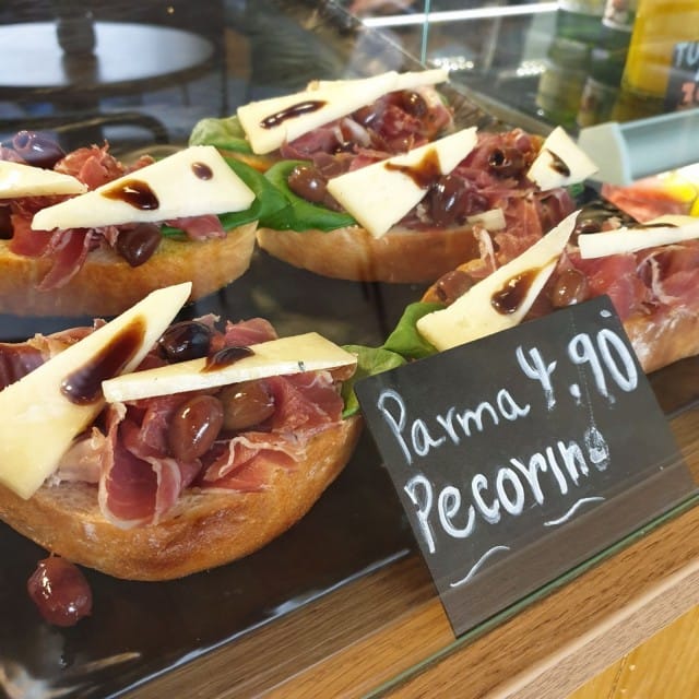 Parmankinkku ja pecorinojuusto tilataan kahvilaan suoraan Italiasta.