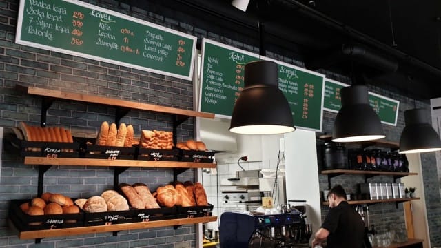 Meli Cafe & Bakeryssä leivotaan öisin, jotta joka aamu olisi tarjolla tuoretta leipää, pullaa ja croissanteja.