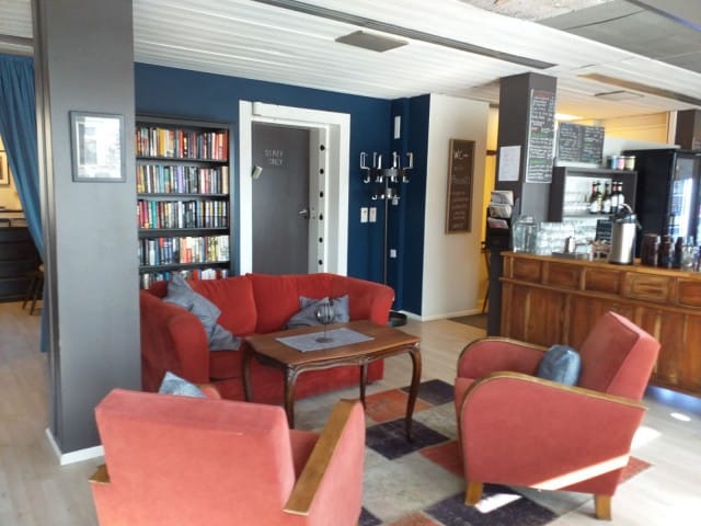 Viinikahvila Pausassa on olohuonemainen tunnelma.