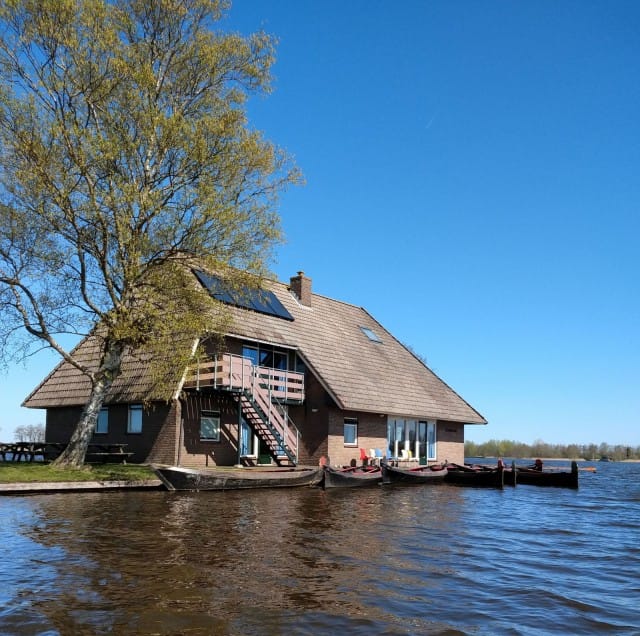 Talo keskellä vahingossa syntynyttä tekojärveä.