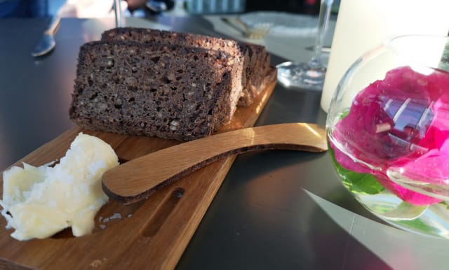 Alkuun saimme tietysti virolaista mustaa leipää