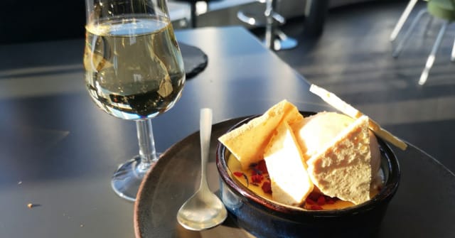 Tyrnimarenki kylpee valossa