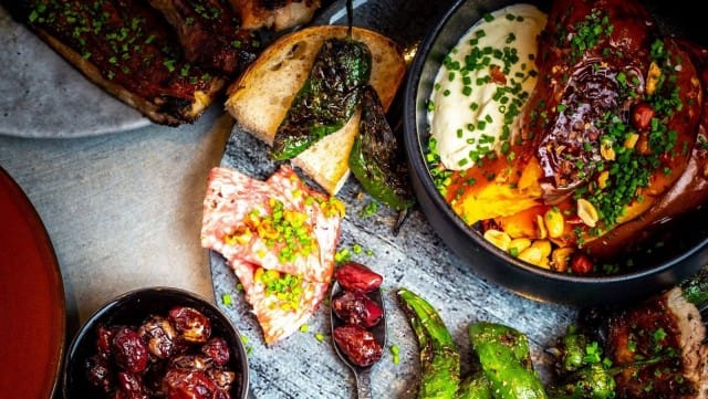 Platan sharing menussa lisukkeet jaetaan pöytäseurueen kesken.