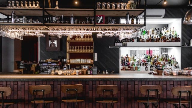 Baaritiskillä on ehkä paras istua ja seurata ammattilaisten touhua. Sisusta on miellyttävän hillitty vaikkakin yksityiskohtia löytyy paljon jos niihin ehtii keskittymään.