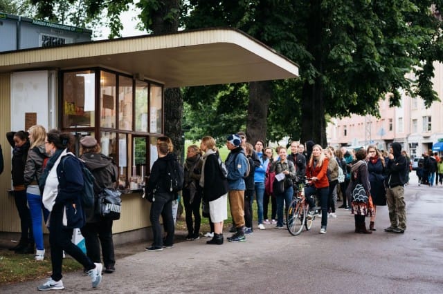 Jänön avajaiset vuonna 2016 houkuttelivat väkeä jonoksi asti.