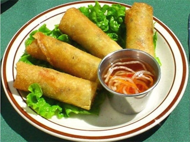 Alkuruokina tarjoillaan suosittuja kevätrullia sekä riisipaperiin käärittyjä vietnamilaisia kesärullia.