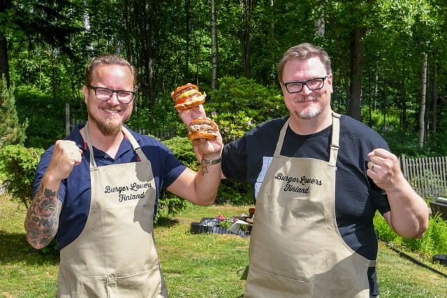 Burger Lovers Finland -yhteisön aktiivit Mikko Väisänen ja Antti Suikkari ovat järjestämässä Suomen ensimmäistä hampurilaisfestivaalia.