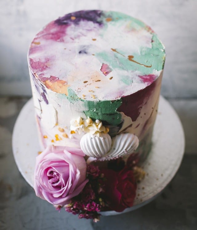 Mona Tähtinen möi kakkujaan ensin Say it with a cake -tilausleipomonsa kautta. Pian niitä saa HUG Cafésta.