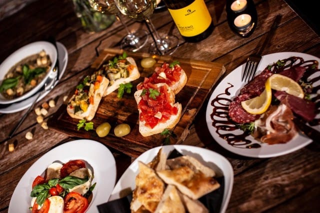 La Locandan alkupalalistalta löytyy italialaisia antipastoja.