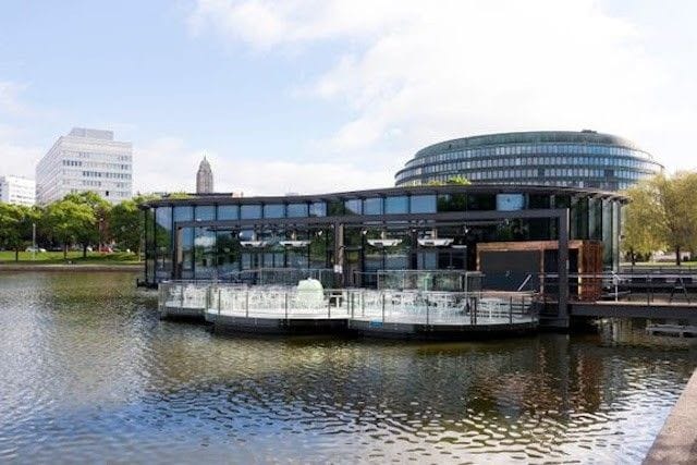 Meripaviljongin terassilta on esteetön merinäköala Eläintarhanlahdelle.