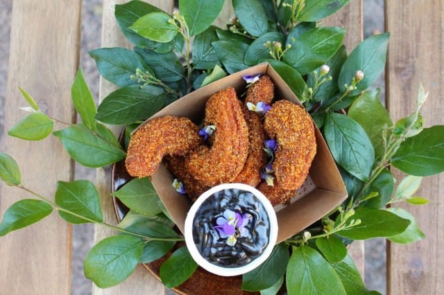 Tyrnisokerilla kuorrutetut ruis-churrot dipataan lakritsikastikkeeseen.