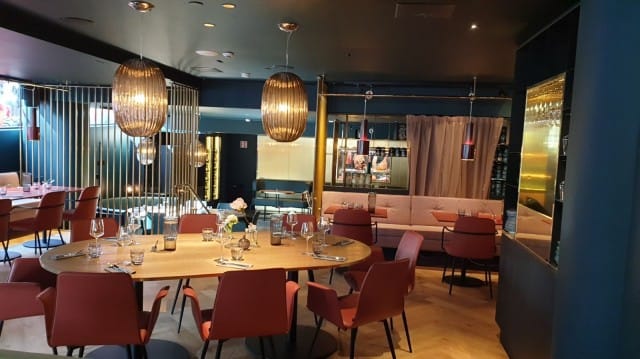 Ravintola Kuusi Palaa tarjoaa aamiaista, lounasta ja illallista.