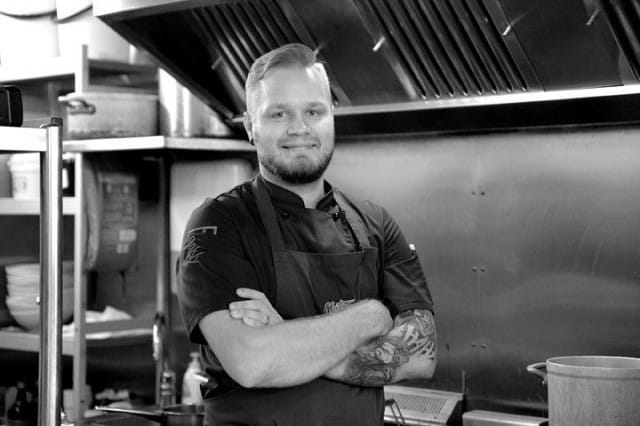 Jani-Matti Niininen pääsi ensimmäistä kertaa ravintolakeittiöön hommiin jo seiskaluokkalaisena taksvärkkiläisenä.