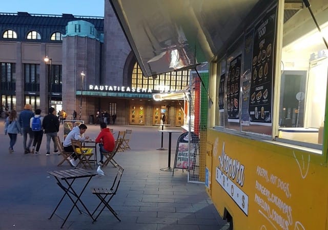 Rautatieasema on ruokarekkojen suosiossa. Kuvassa venezuelalaiseen katuruokaan erikoistunut Arepera Bros.