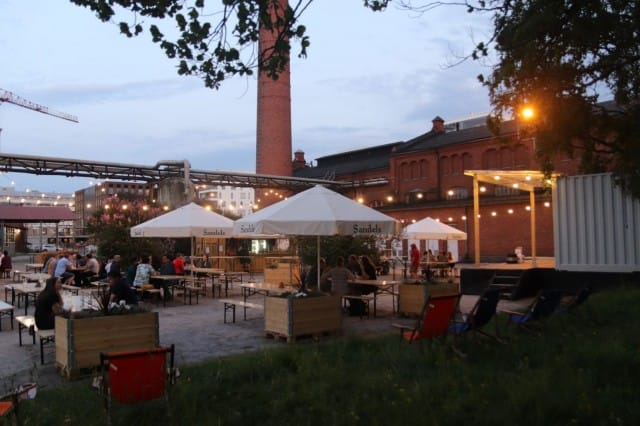 Konepaja Biergartenissa on tarjolla laaja valikoima pienpanimo-oluita.