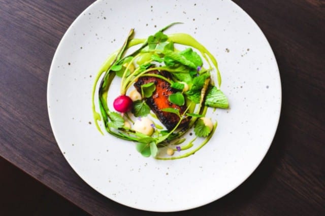 Muun muassa ravintola Naturassa pöytä on katettu myös juhannuksessa.