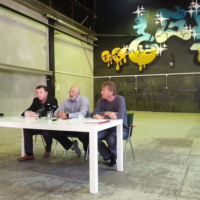 Aki Kaurismäki, Bruce Oreck ja Mika Kaurismäki kertoivat hankkeesta The Train Factorylla pidetyssä tiedotustilaisuudessa.