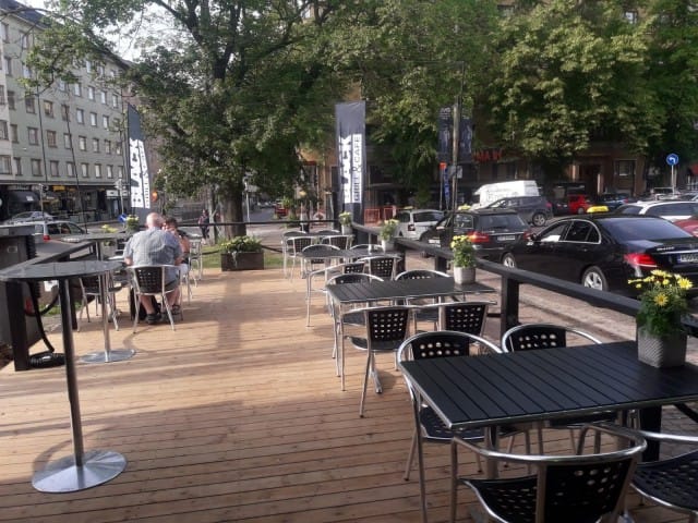 Black Grill & Cafen terassi avattiin Töölöntorille kesäkuussa.