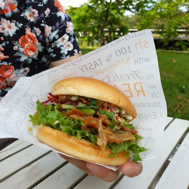 tsuNAMin sämpylän välistä löytyy herkullisella kastikkeella marinoitua seitania ja raikasta salaattia.