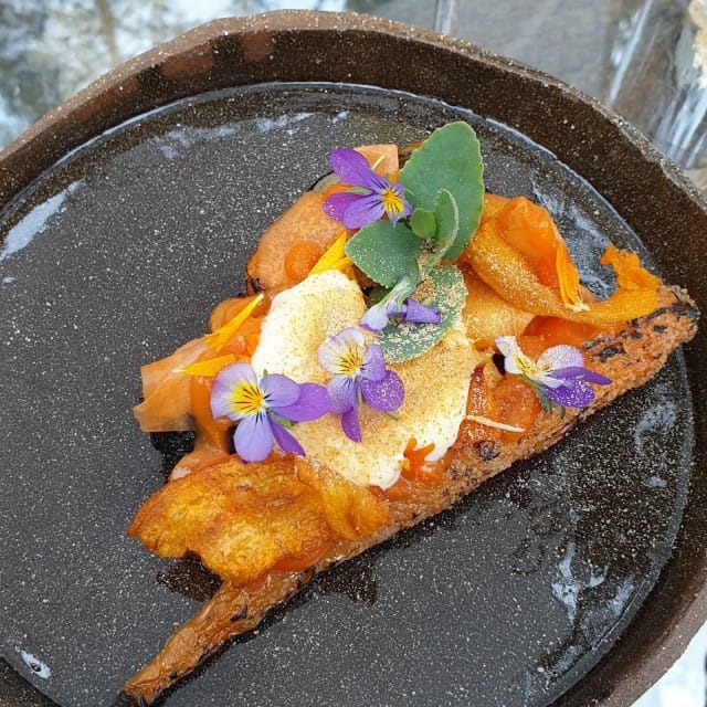 Porkkana-annos oli koristeltu itse kerätyillä kukkasilla.