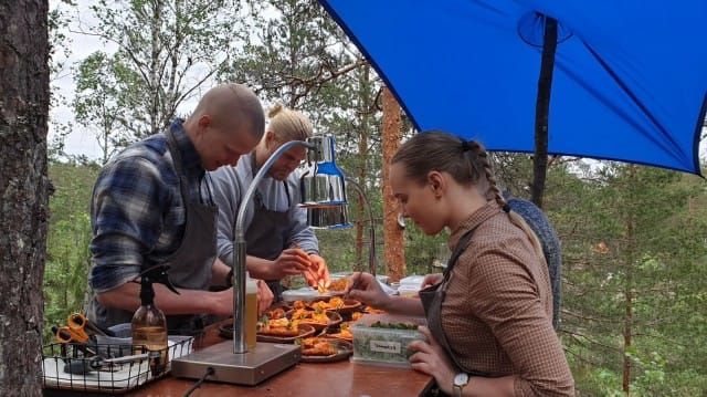 Annokset viimeisteltiin pienessä metsäkeittiössä.