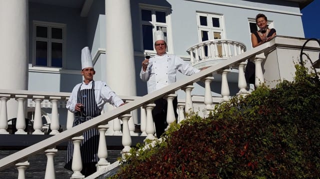 Keittiöpäällikkö Jyrki Yli-Uotila (vas.) toivottaa tervetulleeksi perinteikkääseen Haikon Kartanoon.