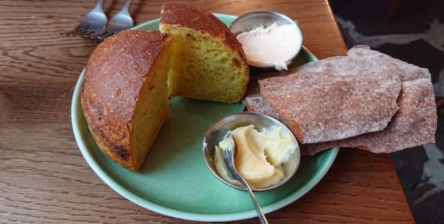 Kurkumalla maustettua itse tehtyä leipää