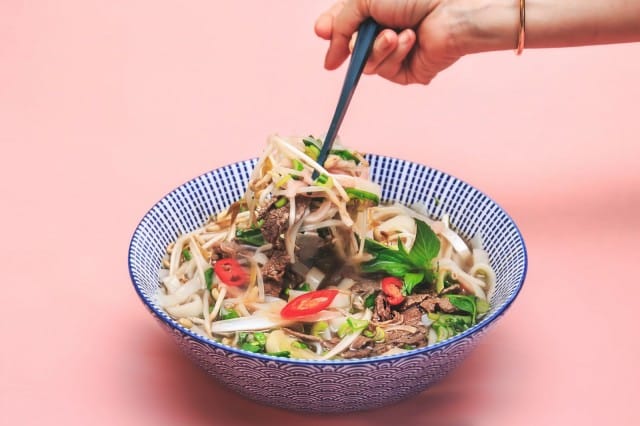 Perinteisestä pho-keitosta on tulossa syksymmällä myös vegaaninen versio.